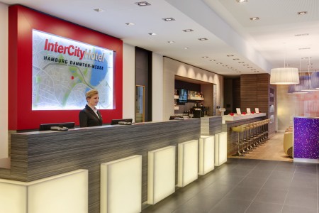 Intercity Hotel Dammtor-Messe Reception Intercity Hotel reception